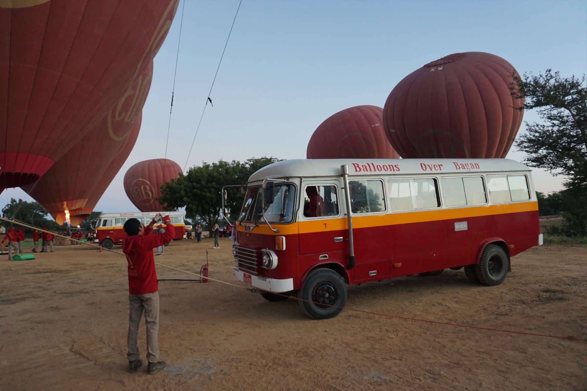 Oldtimerbus Balloons over Bagan